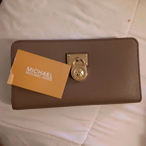 EUC Michael Kors Zip Wallet - Picture 1 of 4